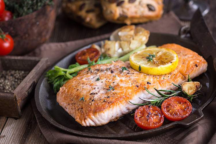 鲑鱼,蔬菜和全麦面包。