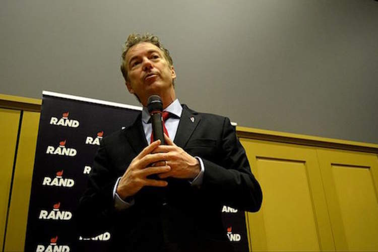 2016年2月1日,美国参议员兰德·保罗,2016年共和党总统候选人,在爱荷华州艾姆斯市爱荷华州立大学预选集会上。