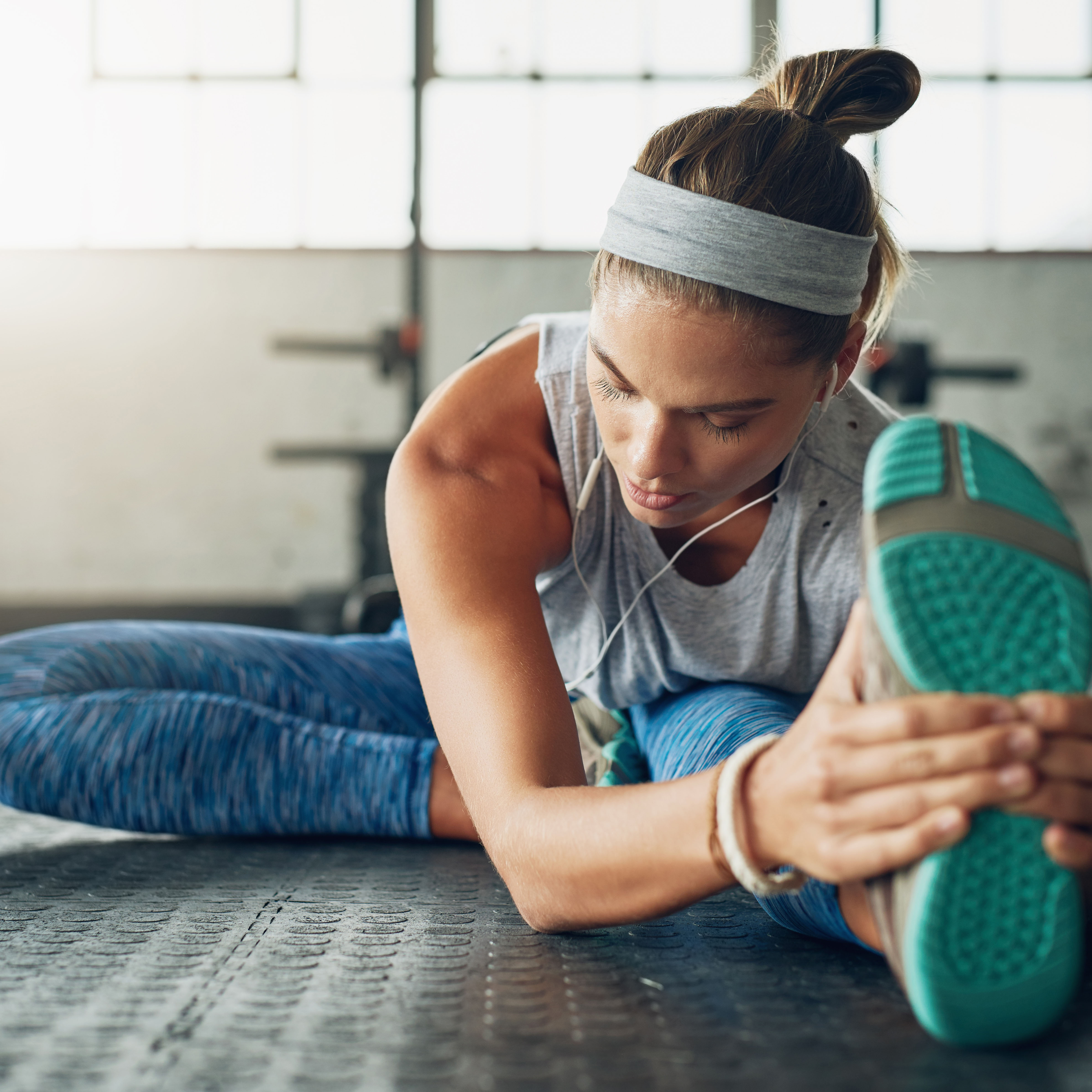 女运动员在运动前伸展