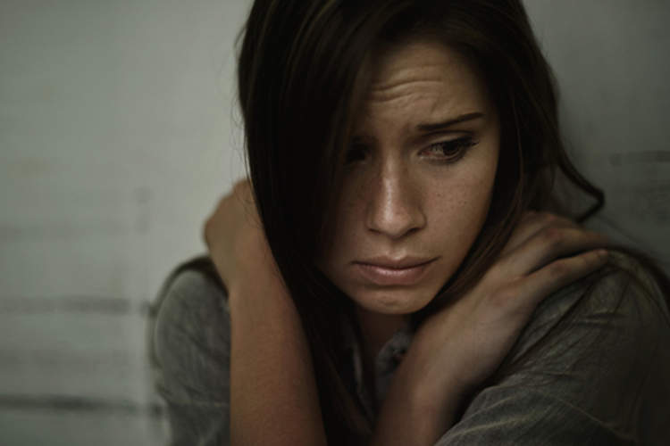 年轻女子害怕孤独的形象。