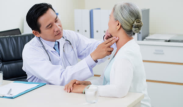 检查甲状腺的医生