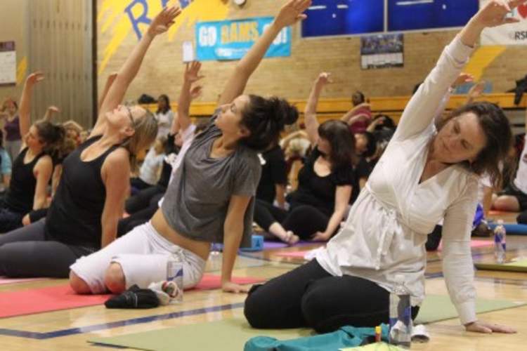 参加集体瑜伽课程的女性。