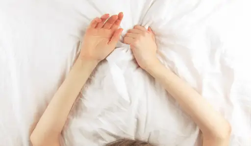 女人紧握着床单的手
