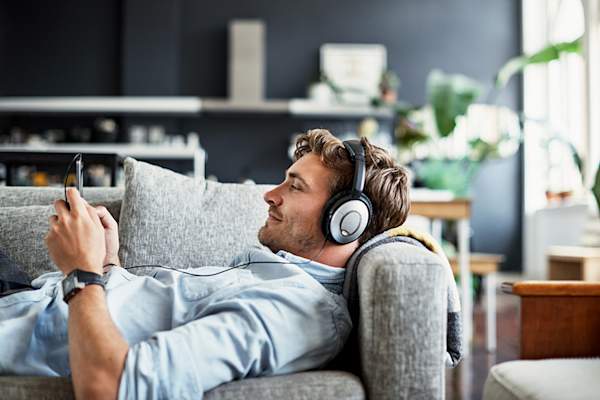 男人放松和听音乐