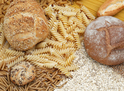 全麦面包和意大利面，白色生谷物和燕麦。