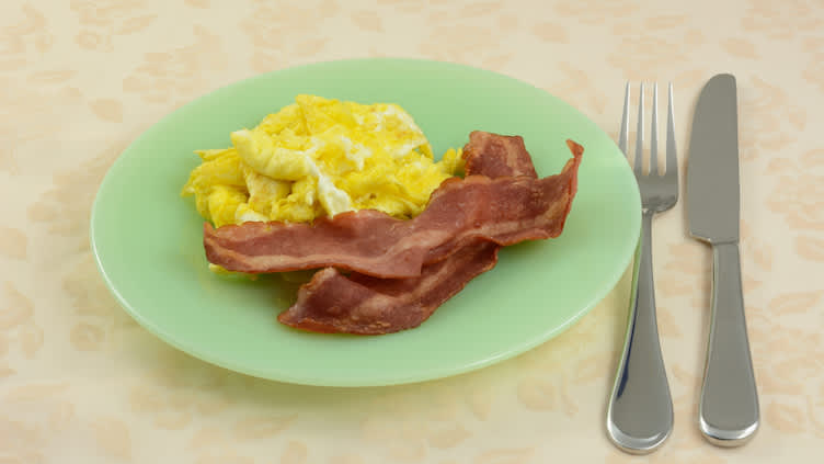 鸡蛋和火鸡培根。