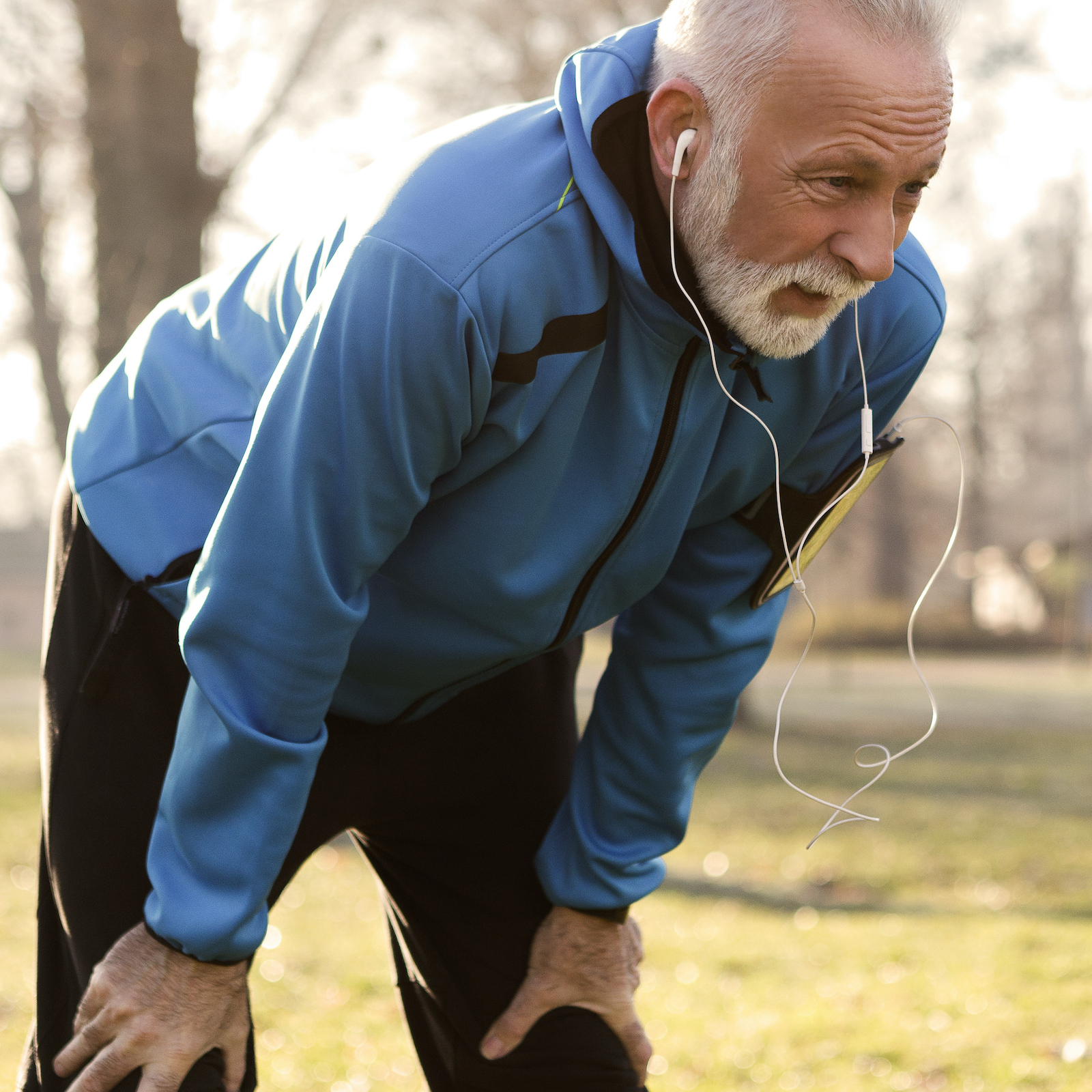 疲惫的锻炼老人