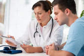 医生和患者讨论胰岛素治疗。
