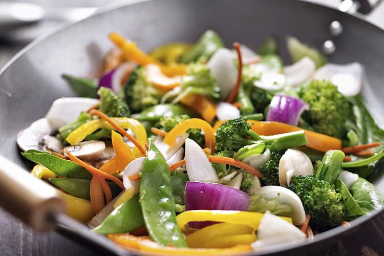 翻炒蔬菜。