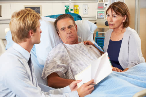 医生交谈的人在医院的病床上。