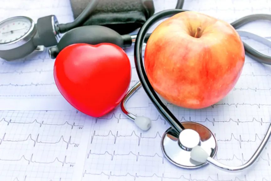 苹果，心脏和桌子上的听诊器。