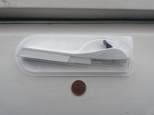 这张图片显示了植入物在“插入器”内的大小，“插入器”用来将植入物放入手臂。