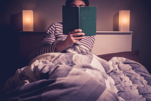 晚上躺在床上看书。