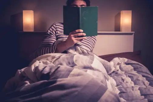 晚上在床上看书。