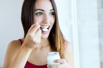 女人享受一杯酸奶。