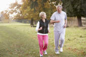 老年夫妇饭前散步有助于降低血糖