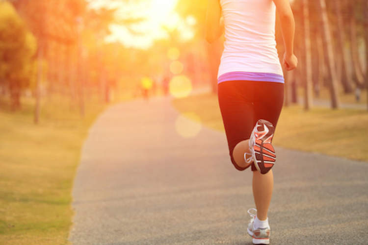 慢跑运行在日落的道路。