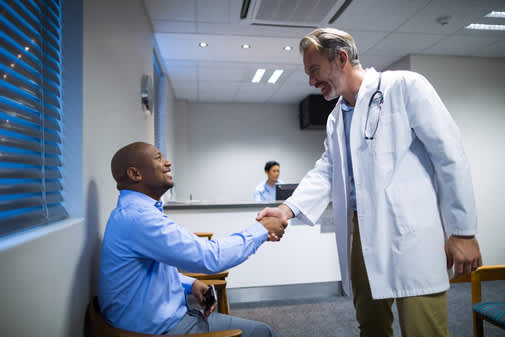 医生和病人在另一次建设性的预约后握手