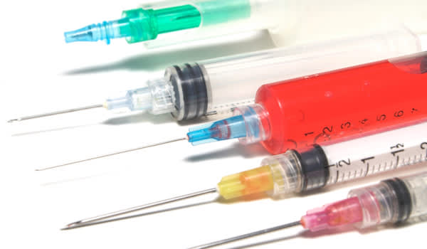 多种风格的注射器在一排。