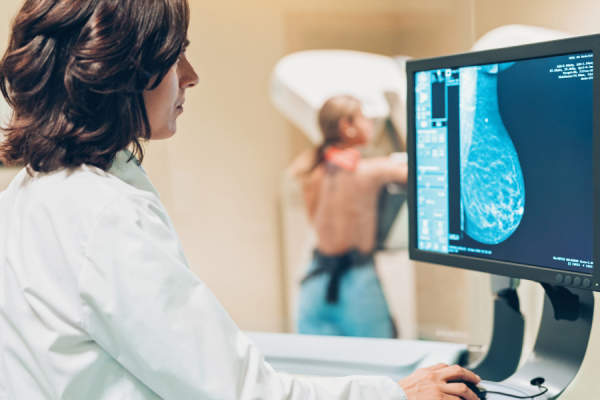 妇科医生看着乳腺扫描