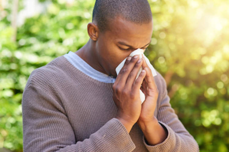 曼擤鼻涕,并期待从他的病情不舒服。