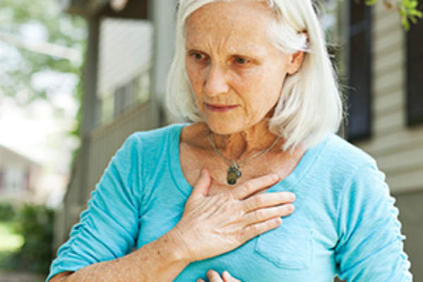 老年妇女上气不接下气形象