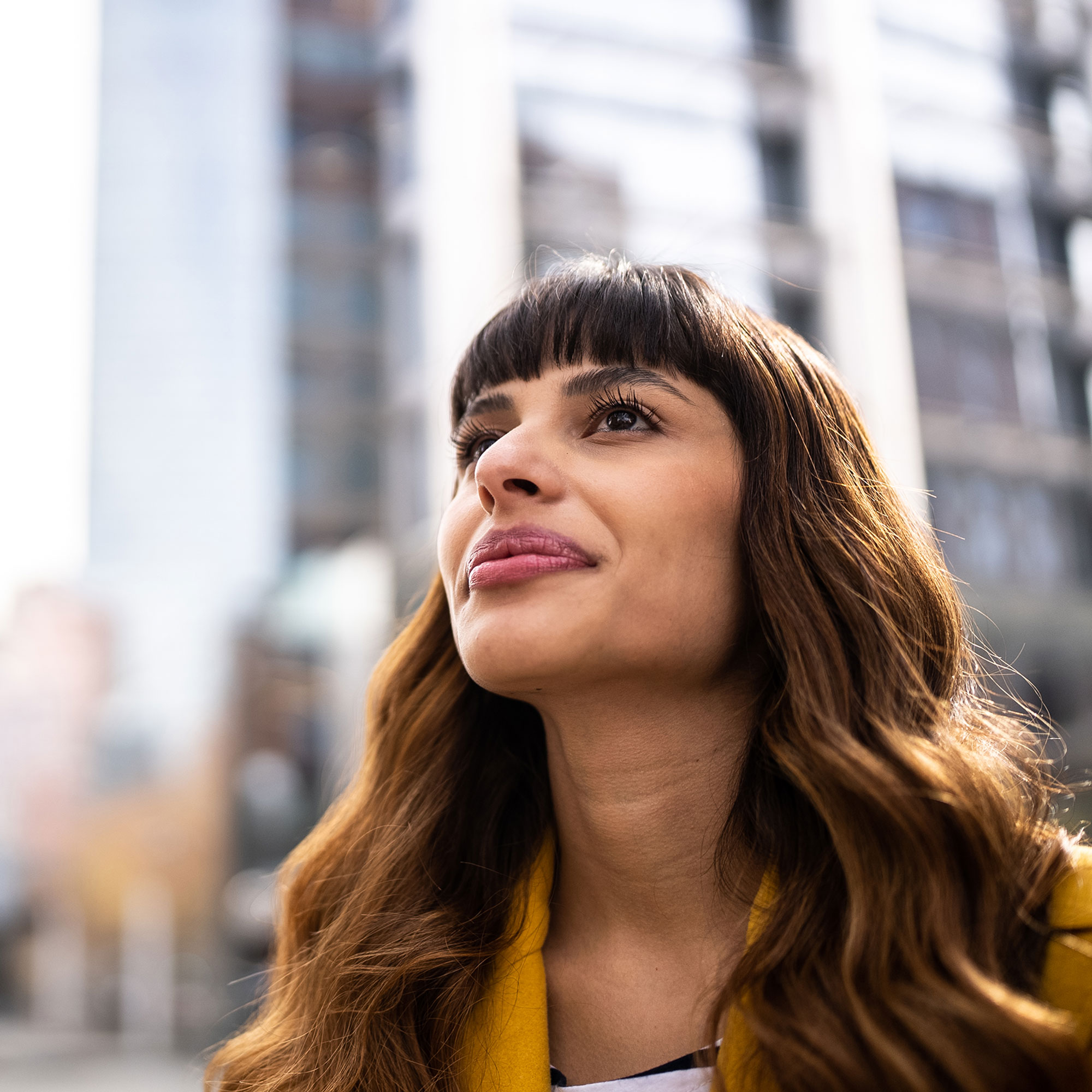 一个沉思的女人在外面散步