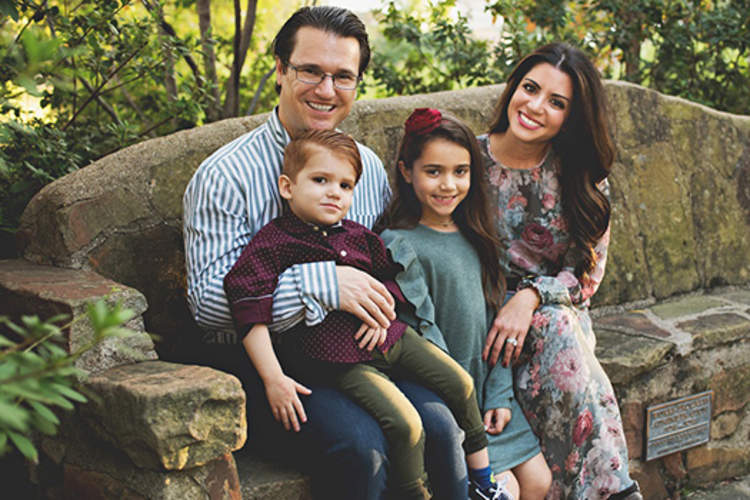 Anita和她的家人,丈夫托德,儿子骑士,和女儿伊斯拉。