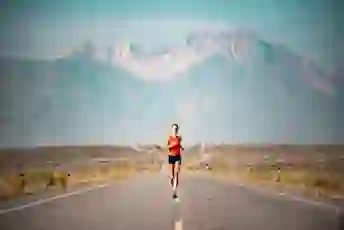 以山脉为背景的女人在沙漠中奔跑