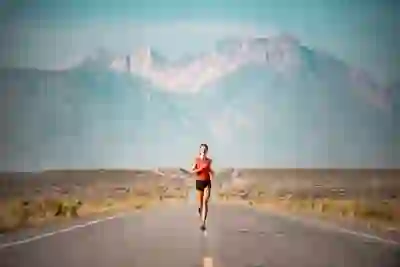 以山脉为背景的女人在沙漠中奔跑