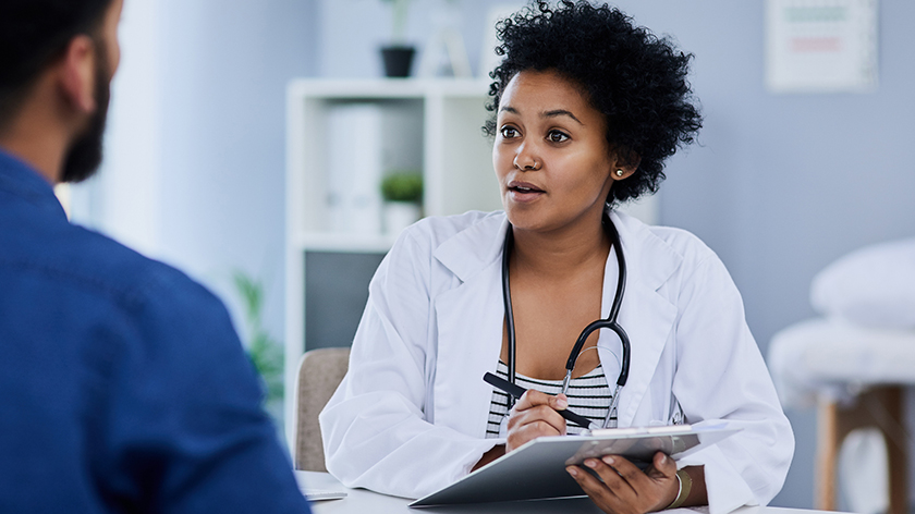 医生和病人在讨论失眠