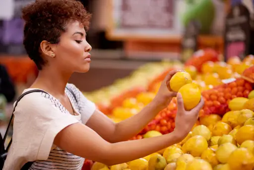 在杂货店挑选柑橘类水果。