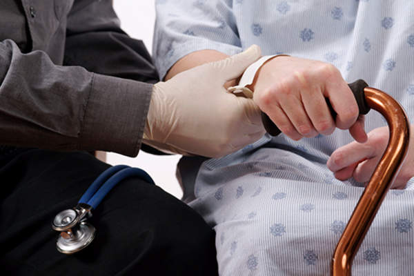 卫生保健提供者与老年病。