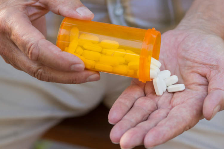 男子服用止痛药。