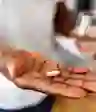 拿着药片和水的男人