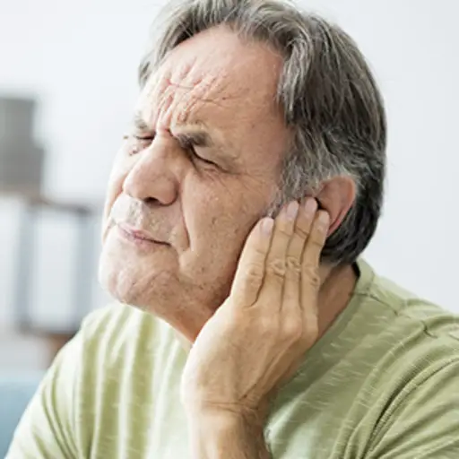 耳朵痛的人捂着耳朵。