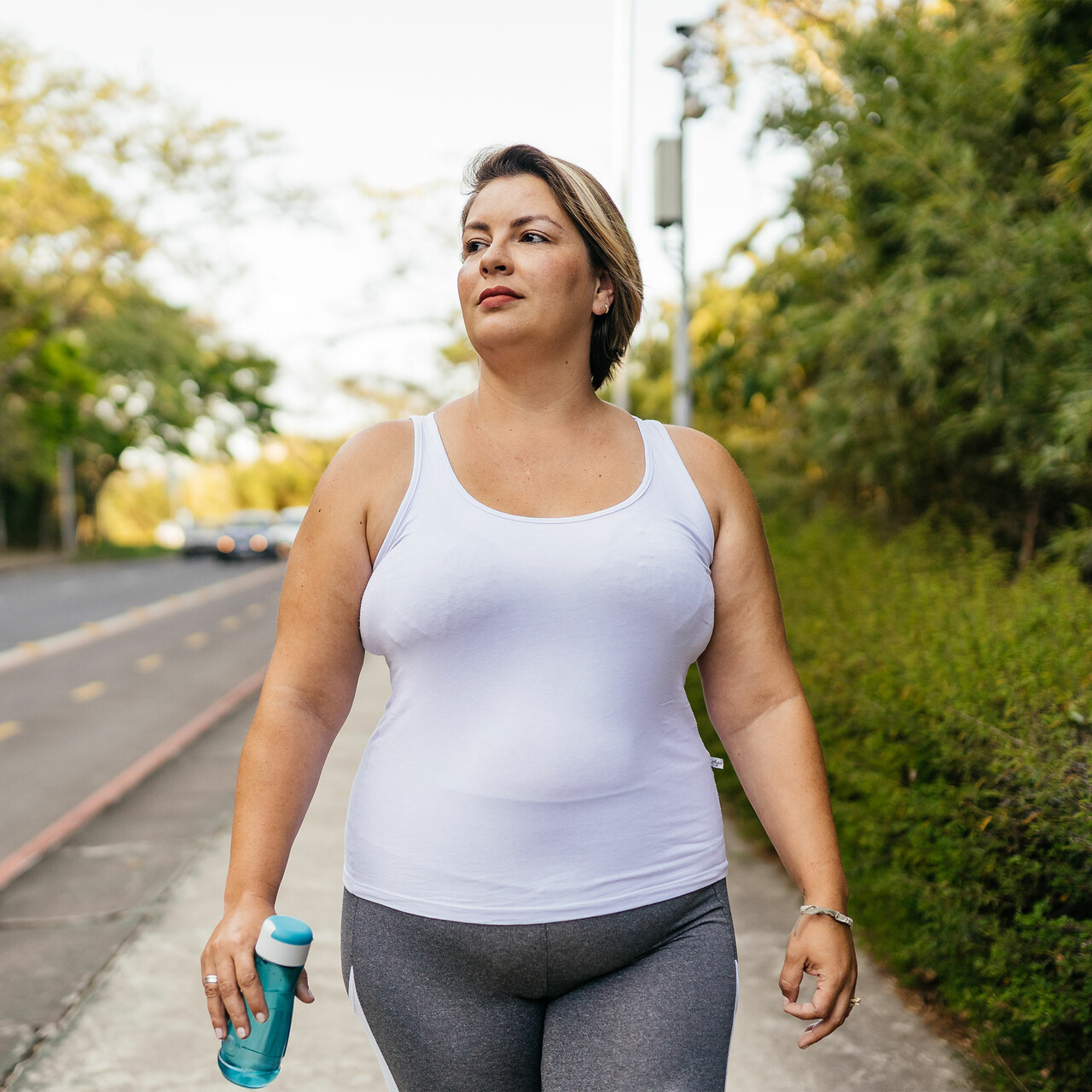 一个女人在外面散步