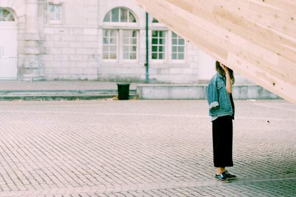 墙背后隐藏的女人