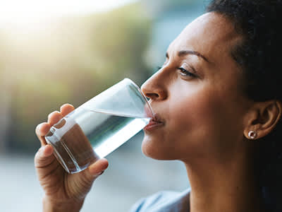 女人饮用水