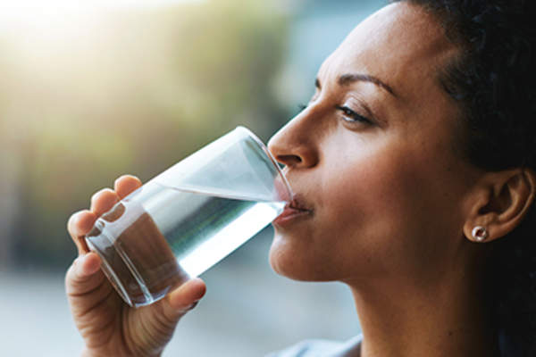 饮用水妇女形象。