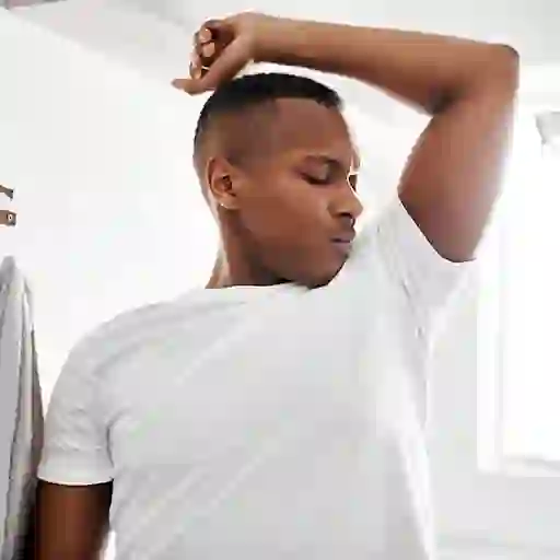 男人闻他的腋窝