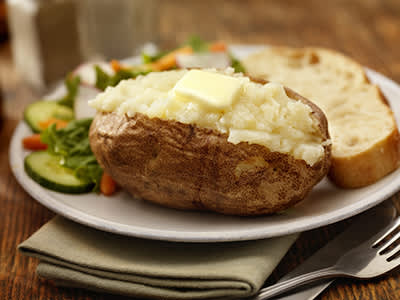烤土豆，蔬菜和面包。