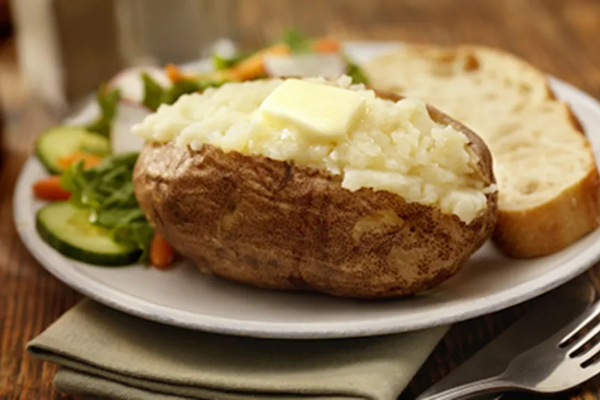 烤土豆配蔬菜和面包。