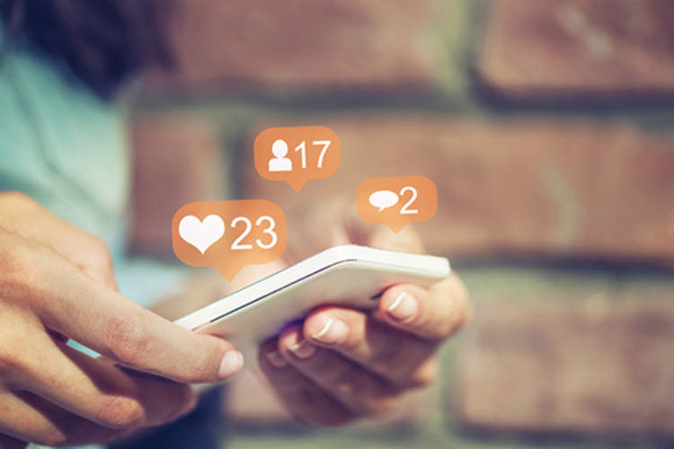 使用智能手机社交媒体应用程序的女孩。