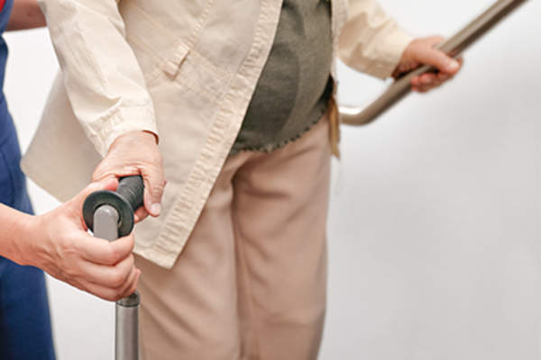 使用栏杆和平衡援助。