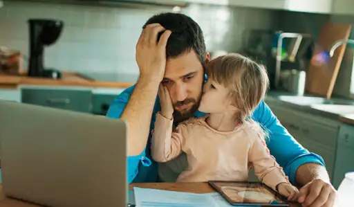 抑郁的男人抱着安慰他的小女儿。