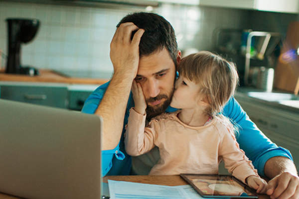郁闷男子拿着小女儿谁是安慰他。