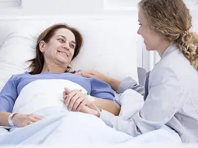 母亲躺在病床上的女人