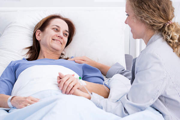 母亲躺在病床上的女人。