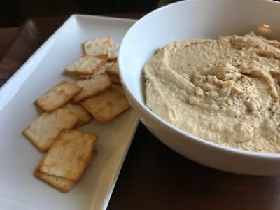 鹰嘴豆泥与饼干